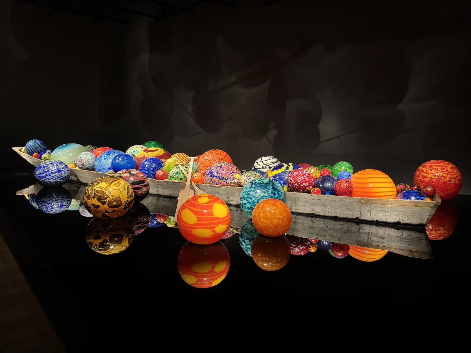 富山市ガラス美術館 玻璃球裝置藝術 — 彩色玻璃球船型展示倒影