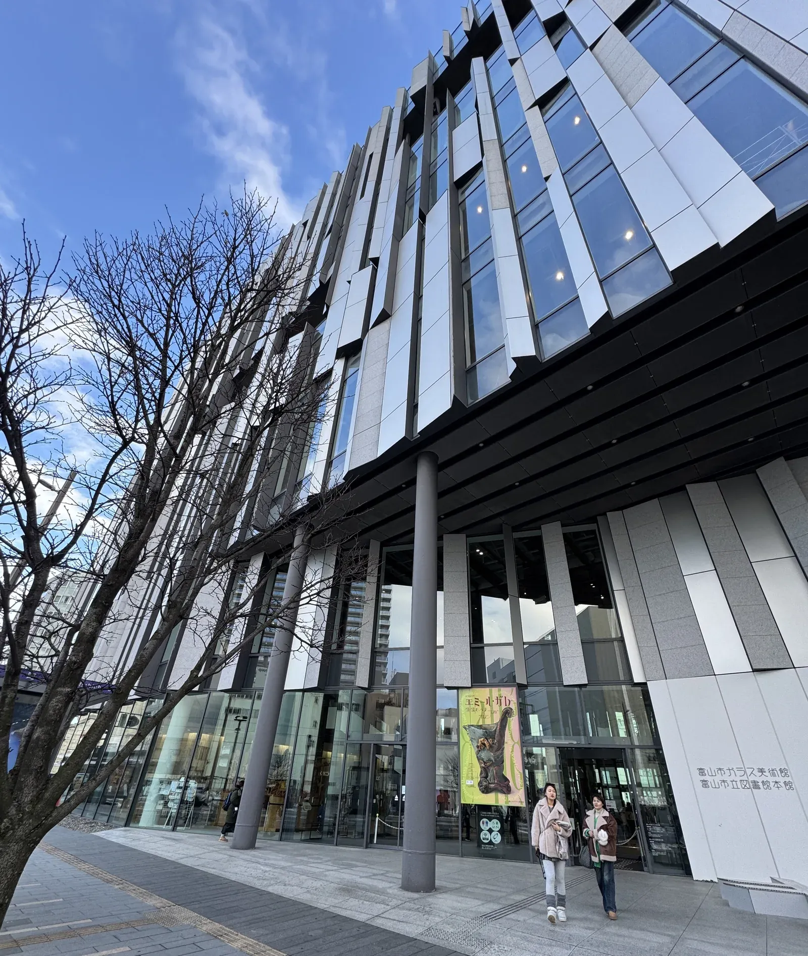 富山市ガラス美術館 外觀入口 — 玻璃帷幕與木格柵建築仰拍