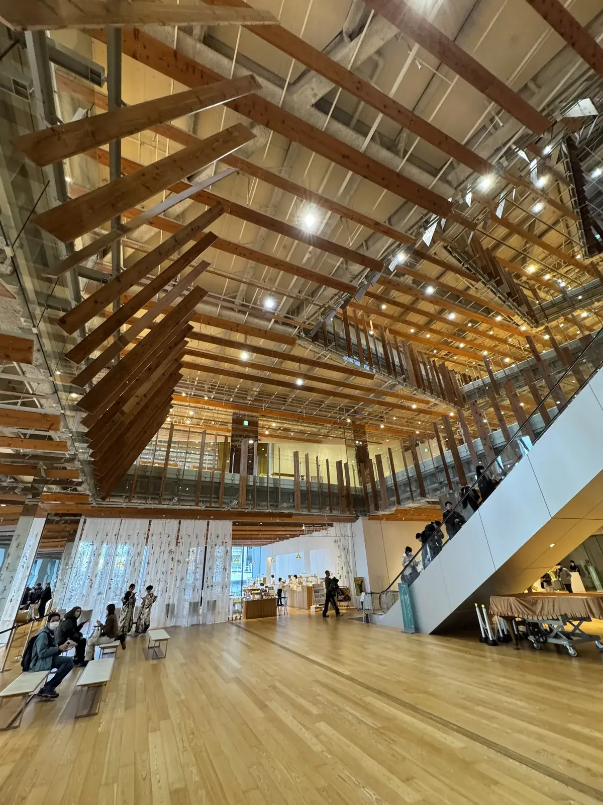 富山市ガラス美術館 中庭挑高空間 — 木格柵天花板與玻璃樓梯