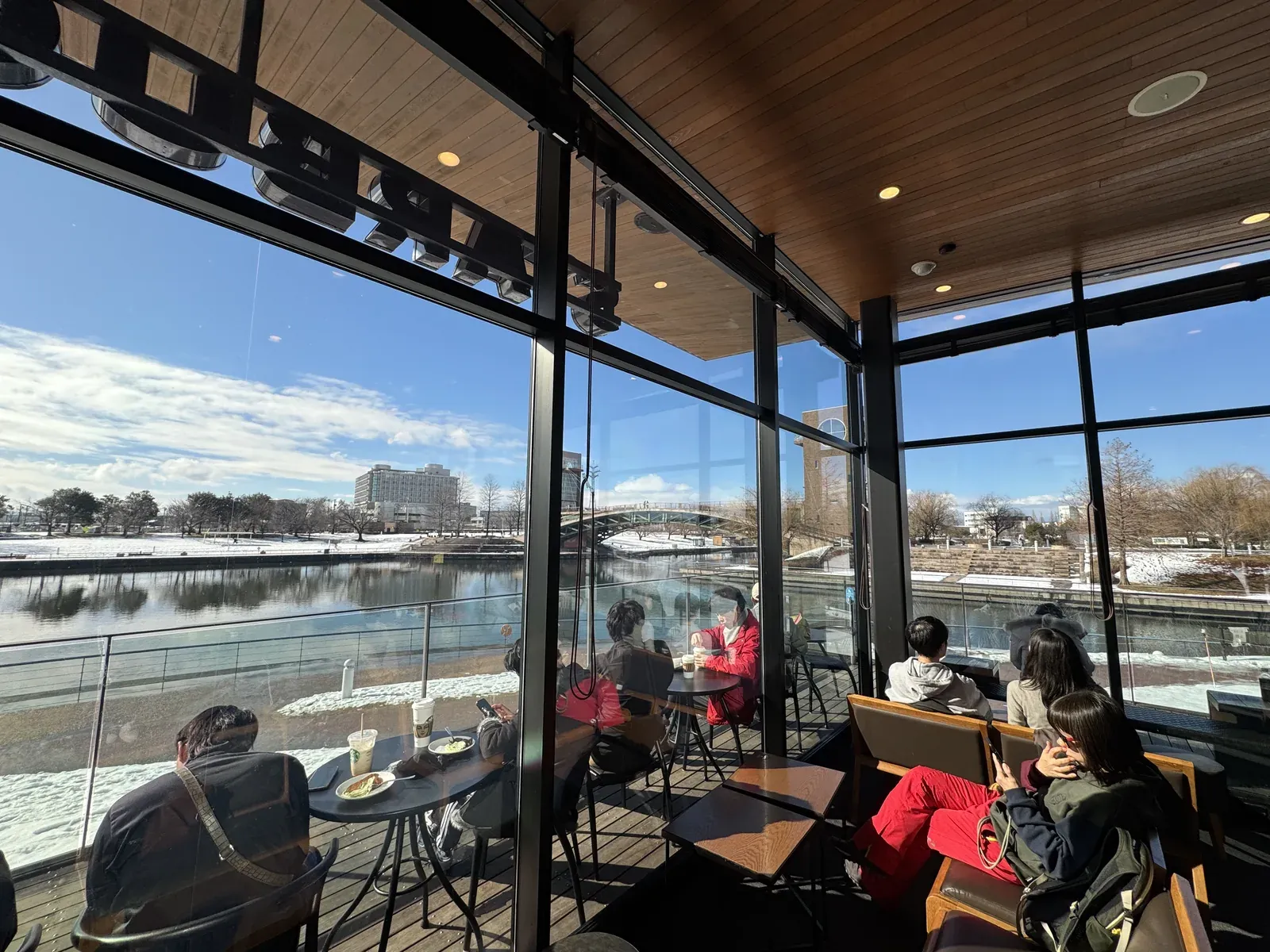 富山星巴克環水公園店 室內窗景 — 落地玻璃窗運河雪景倒影