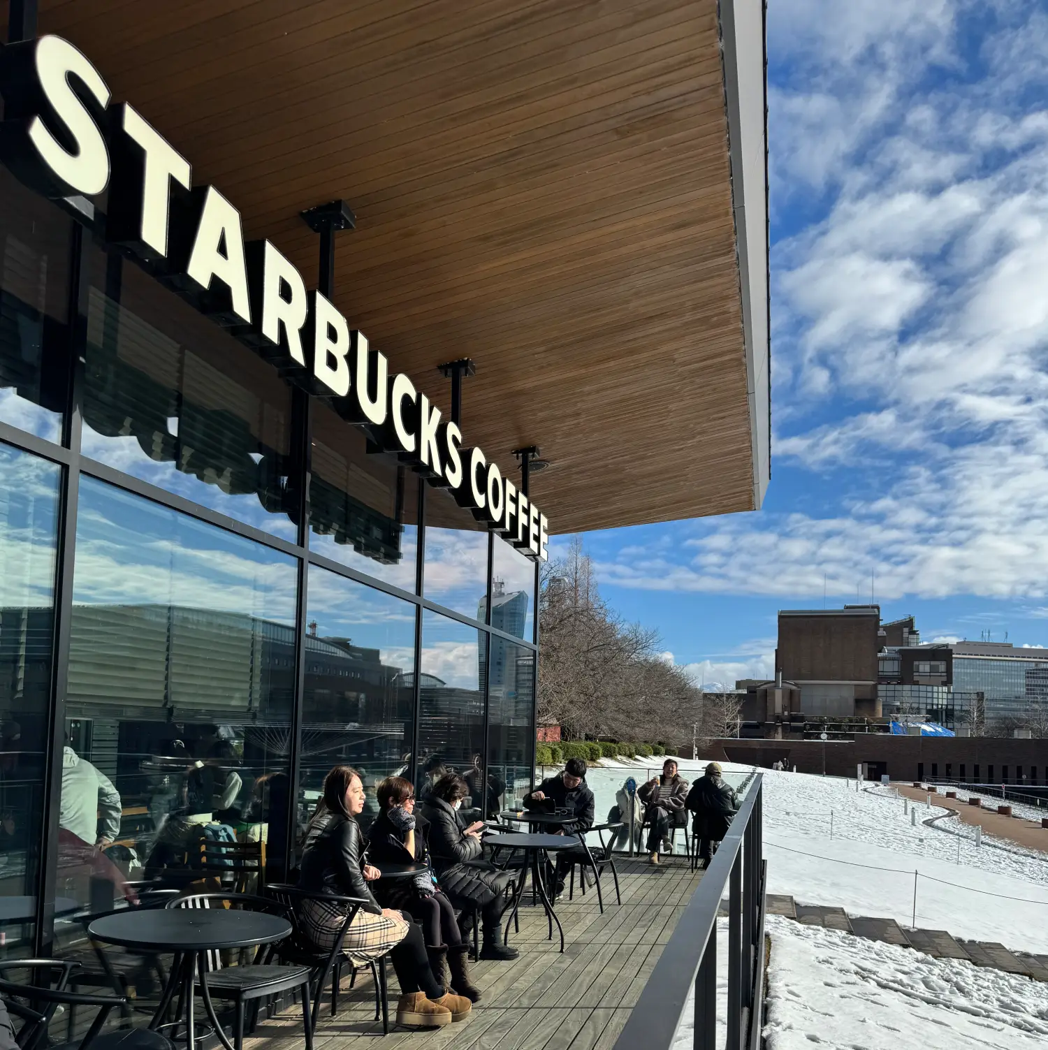 富山星巴克環水公園店 露台座位 — 城市景與雪地全景