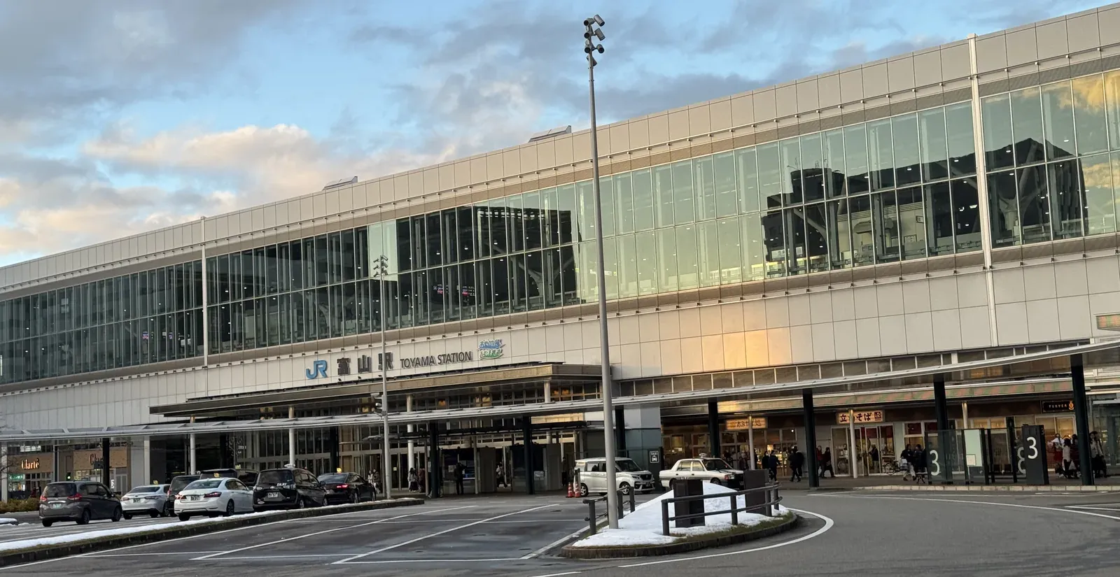 JR 富山駅 外觀 — 富山車站玻璃帷幕正面傍晚景