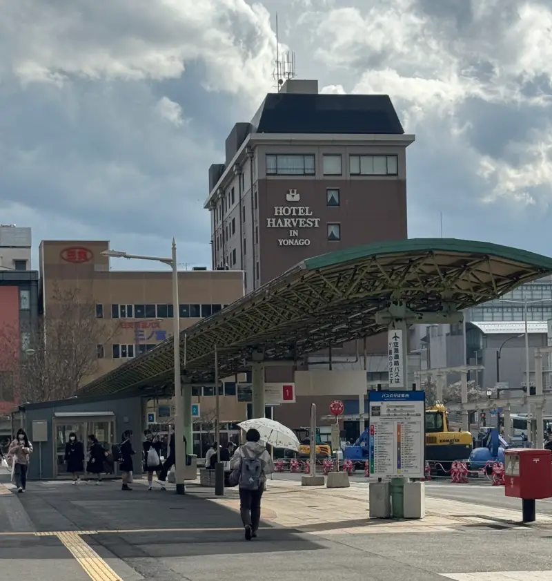 米子駅前 公車候車月台區全景 — 從車站出來往左走可見遮棚月台