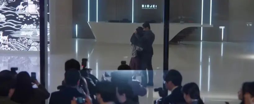 《我的王室死對頭》EP7 瑞莉走進閃光燈守護世界的場景畫面