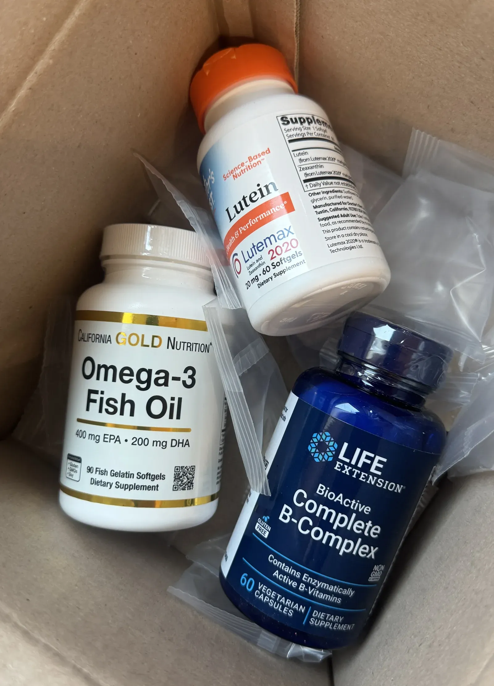 iHerb 訂購的 California Gold Nutrition 魚油、Life Extension 維生素 B 群與 Doctor's Best 葉黃素三罐保健食品開箱擺拍