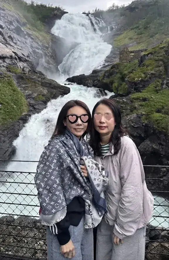 Gemini 修圖後 瀑布合照額頭乾淨自然 其餘畫面完全不變 眼睛處已加愛心貼紙保護隱私