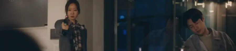 《殺手媽咪》EP2 柳寶娜為救丈夫舉槍對峙的場景畫面