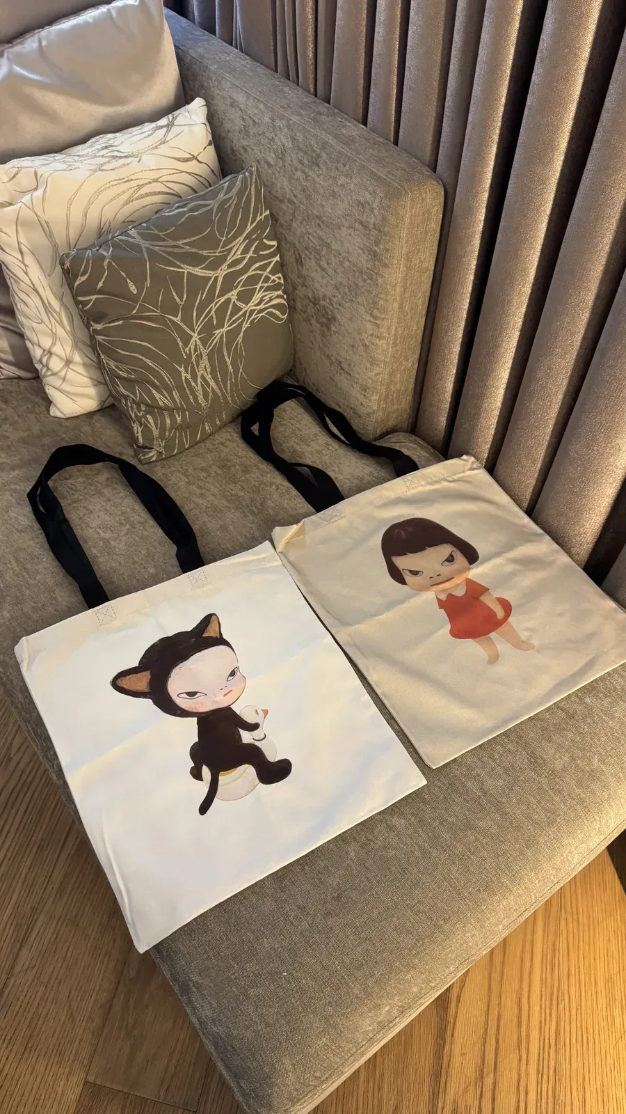 奈良美智官方托特包兩款,Harmless Kitty 與 Missing in Action 並排