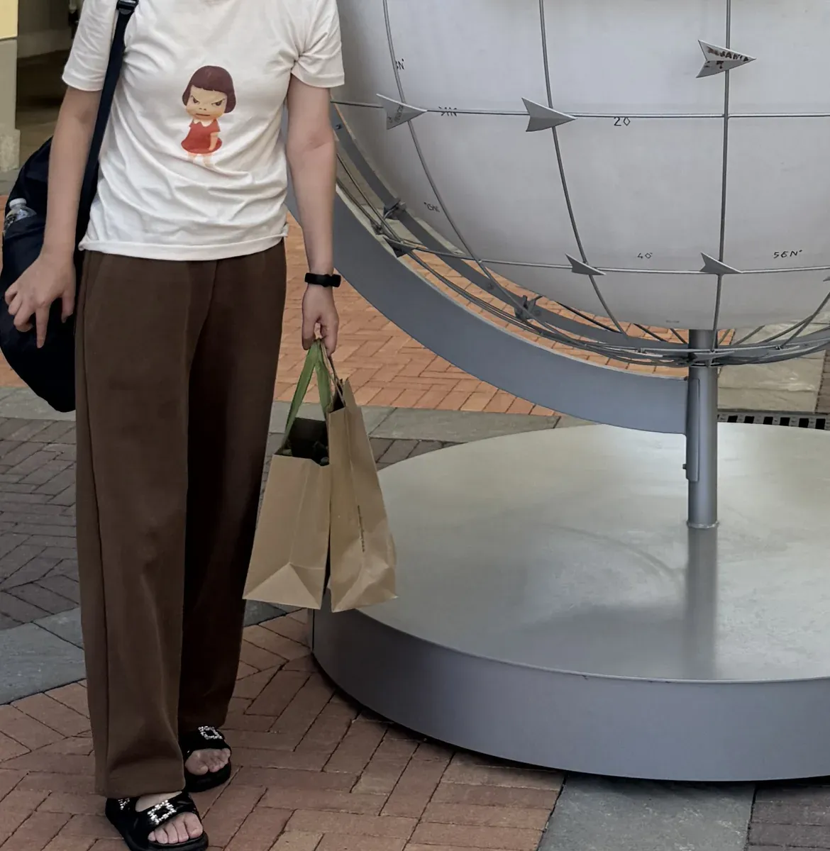 奈良美智 Missing in Action T-shirt 實穿,米白色搭咖啡色寬褲,義大利 outlet 街拍