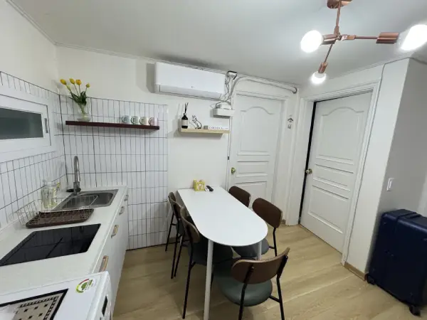 ［弘大民宿］三人同行最適合的弘大民宿｜新開幕兩房三床、弘大站 4 分鐘，一樓入住超輕鬆