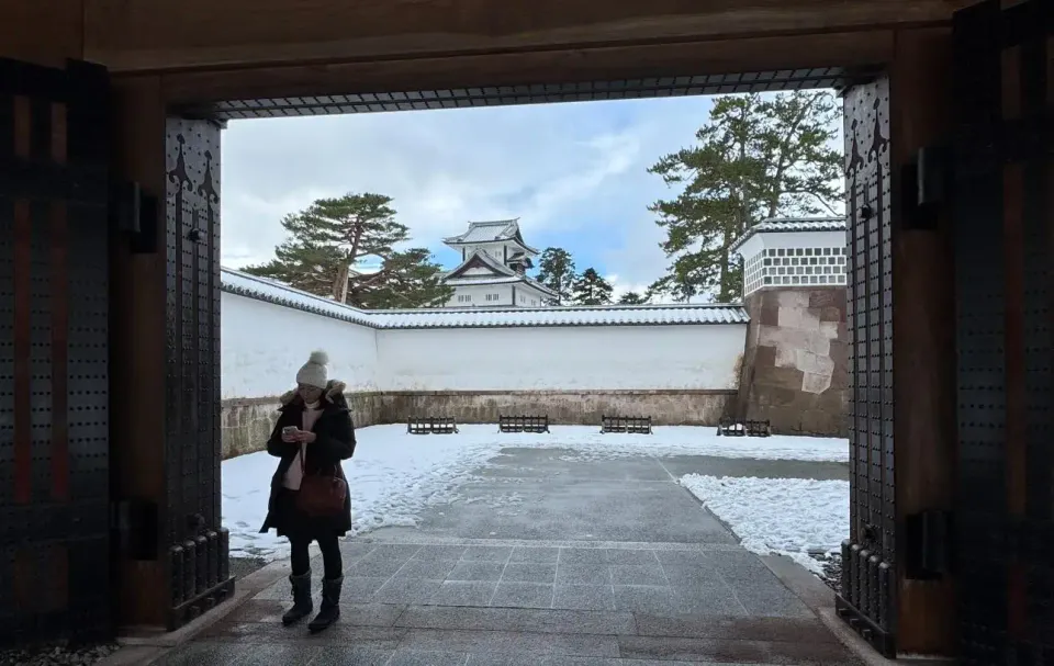 【2026 金澤】雪中兼六園、近江町必吃美食、21 世紀美術館泳池：金澤景點＋美食完整攻略（2025.01 實測）