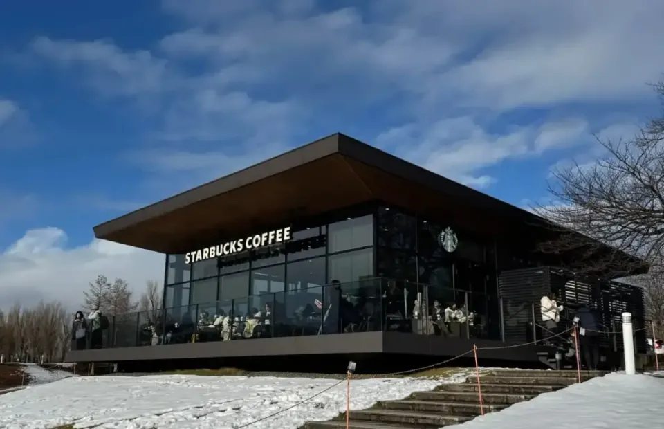 【2025 富山一日遊】世界最美星巴克・隈研吾玻璃美術館・FERVER 甜點：從金澤半日來回完整攻略（2025.01 實測）